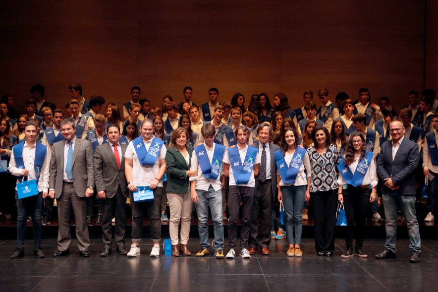 Entrega 100 Becas FUNDAL 2016 - Imagen de todo el grupo en el escenario.