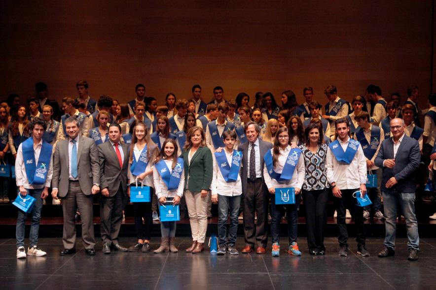 Entrega 100 Becas FUNDAL 2016 - Imagen de todo el grupo en el escenario.
