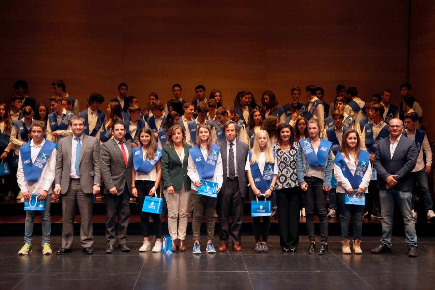 Entrega 100 Becas FUNDAL 2016 - Imagen de todo el grupo en el escenario.
