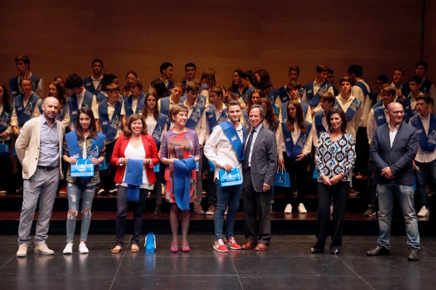 Entrega 100 Becas FUNDAL 2016 - Imagen de todo el grupo en el escenario.