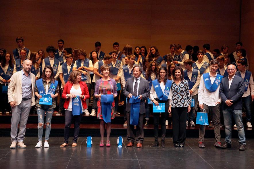 Entrega 100 Becas FUNDAL 2016 - Imagen de todo el grupo en el escenario.