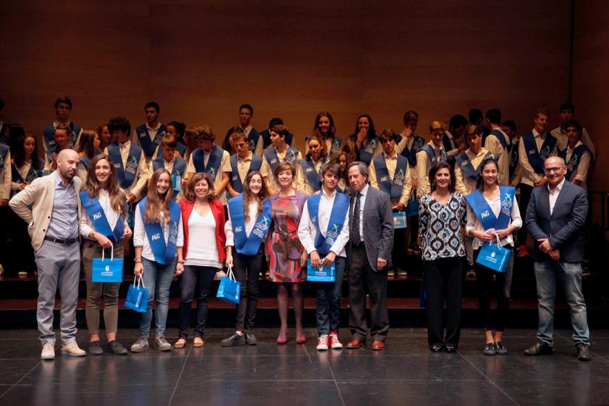 Entrega 100 Becas FUNDAL 2016 - Imagen de todo el grupo en el escenario.