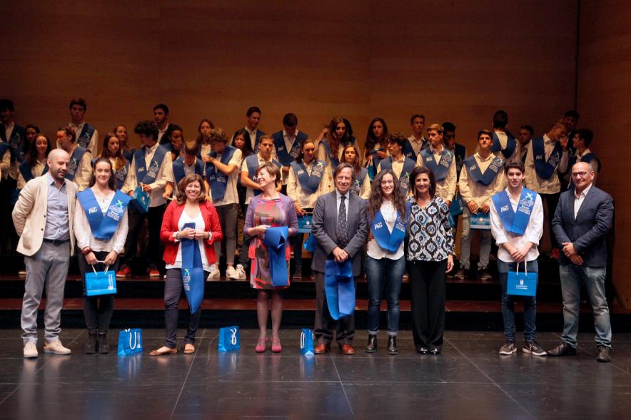 Entrega 100 Becas FUNDAL 2016 - Imagen de todo el grupo en el escenario.