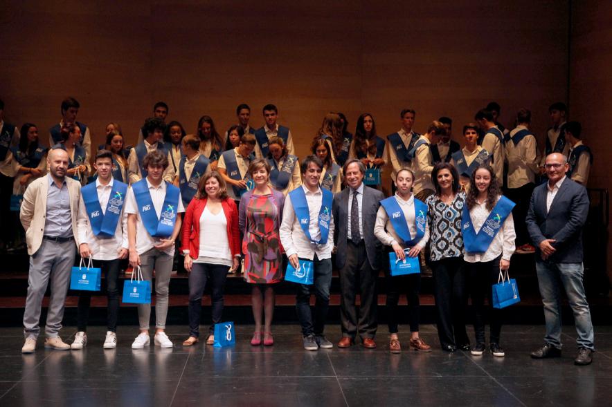 Entrega 100 Becas FUNDAL 2016 - Imagen de todo el grupo en el escenario.