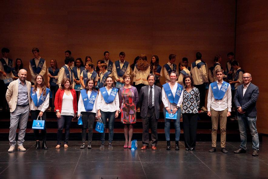 Entrega 100 Becas FUNDAL 2016 - Imagen de todo el grupo en el escenario.