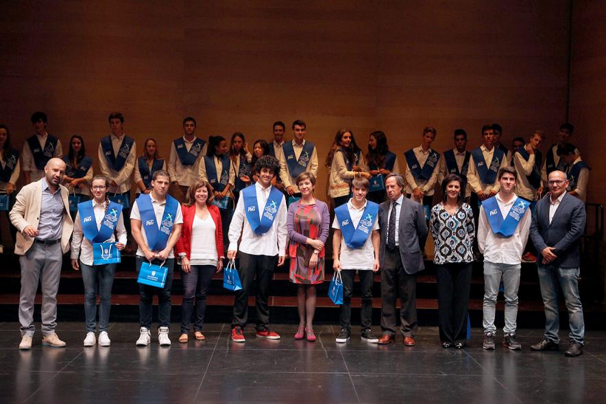 Entrega 100 Becas FUNDAL 2016 - Imagen de todo el grupo en el escenario.