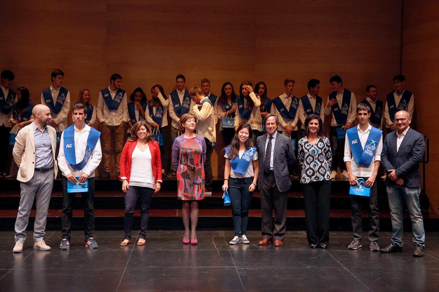 Entrega 100 Becas FUNDAL 2016 - Imagen de todo el grupo en el escenario.
