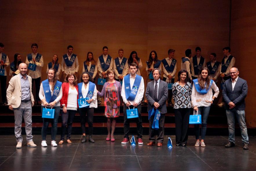 Entrega 100 Becas FUNDAL 2016 - Imagen de todo el grupo en el escenario.