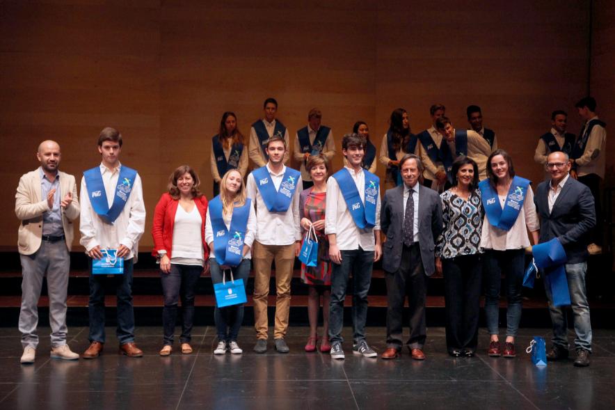 Entrega 100 Becas FUNDAL 2016 - Imagen de todo el grupo en el escenario.