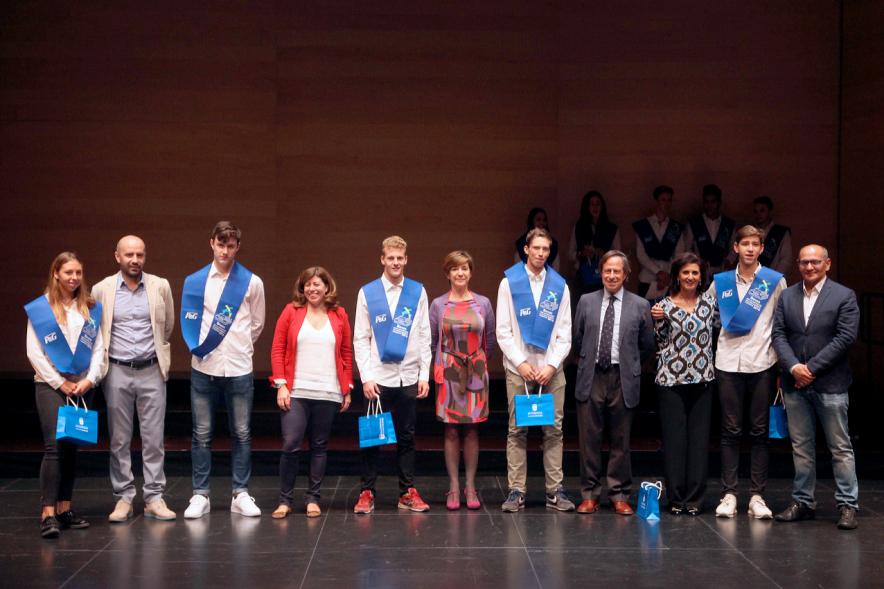 Entrega 100 Becas FUNDAL 2016 - Imagen de todo el grupo en el escenario.