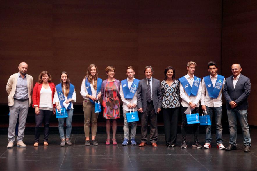 Entrega 100 Becas FUNDAL 2016 - Imagen de todo el grupo en el escenario.