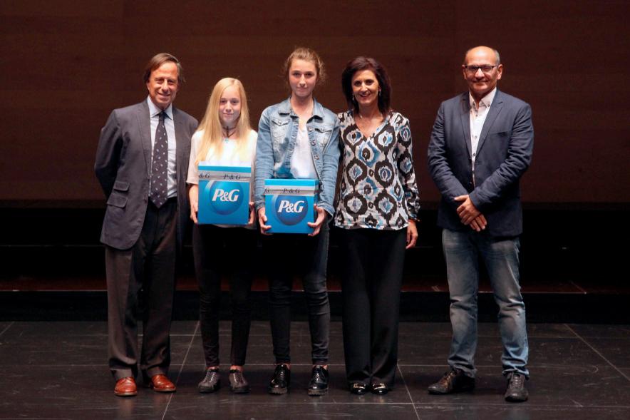 Entrega 100 Becas FUNDAL 2016 - Imagen de los estudiantes becados recibiendo premios de manos de las autoridades.