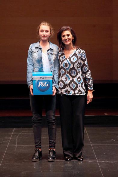 Entrega 100 Becas FUNDAL 2016 - Imagen de los estudiantes becados recibiendo premios de manos de las autoridades.