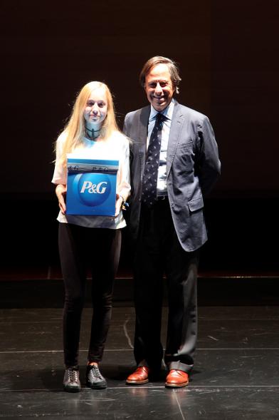 Entrega 100 Becas FUNDAL 2016 - Imagen del alcalde García de Vinuesa con una alumna premiada.