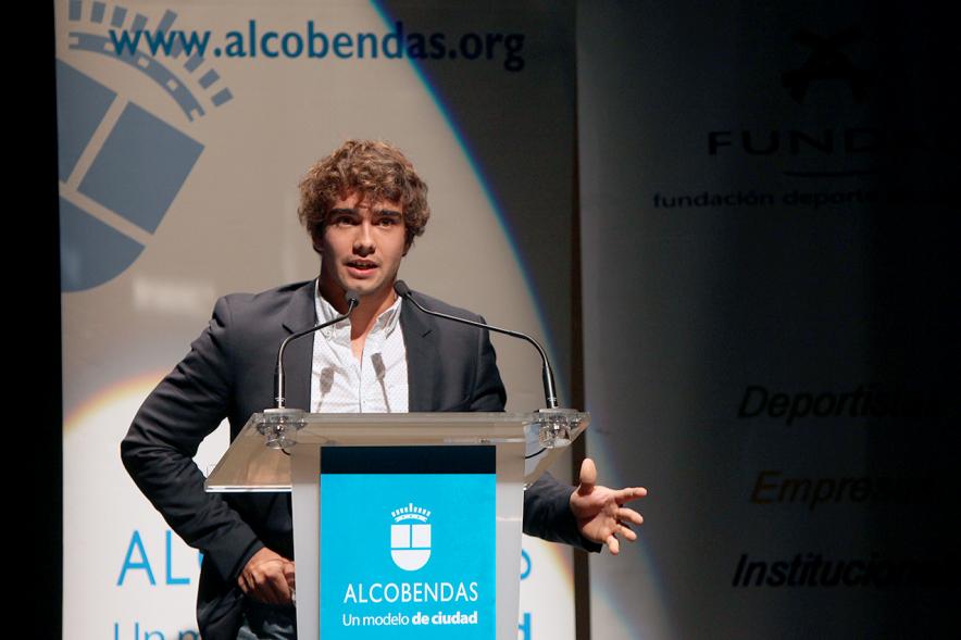 Entrega 100 Becas FUNDAL 2016 - Imagen de persona dando un discurso.