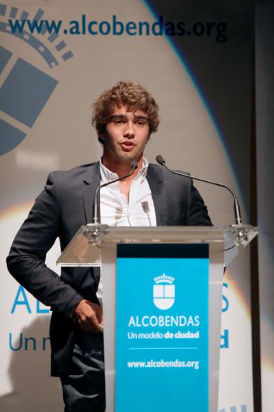 Entrega 100 Becas FUNDAL 2016 - Imagen de persona dando un discurso.