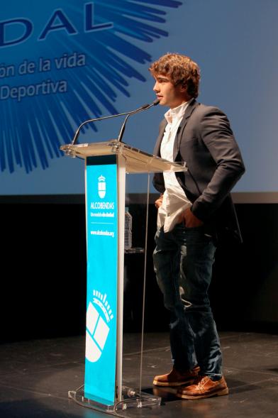 Entrega 100 Becas FUNDAL 2016 - Imagen de persona dando un discurso.