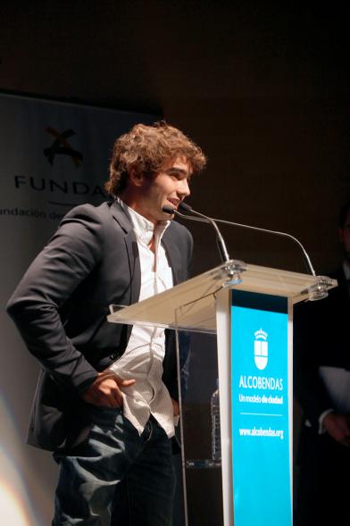 Entrega 100 Becas FUNDAL 2016 - Imagen de persona dando un discurso.