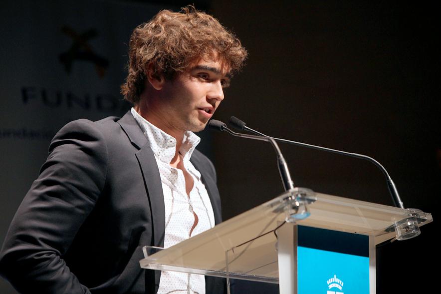 Entrega 100 Becas FUNDAL 2016 - Imagen de persona dando un discurso.