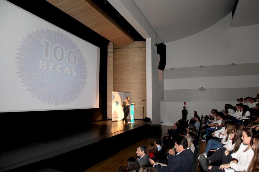 Entrega 100 Becas FUNDAL 2016 - Imagen del público asistente al acto.