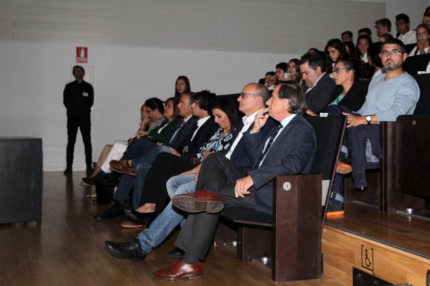 Entrega 100 Becas FUNDAL 2016 - Imagen del público asistente al acto.