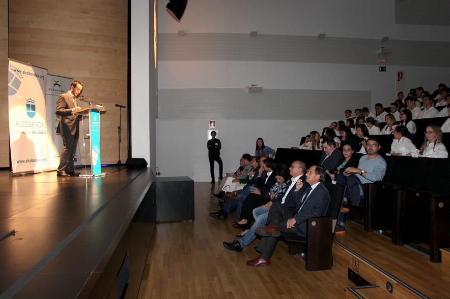 Entrega 100 Becas FUNDAL 2016 - Imagen del público asistente al acto.