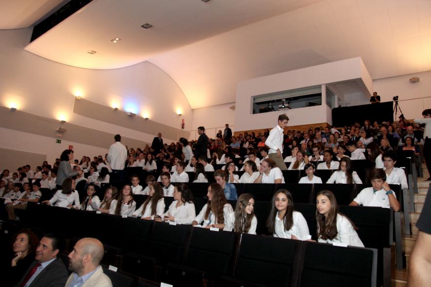 Entrega 100 Becas FUNDAL 2016 - Imagen del público asistente al acto.