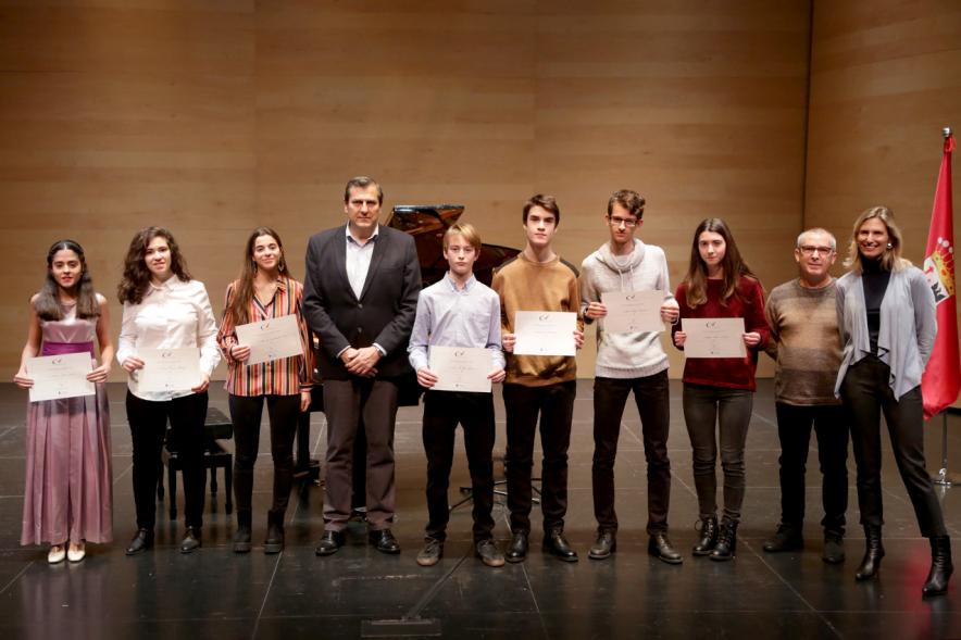Entrega IXª Edición Becas de Música y Danza Alcobendas - Posado de todos los alumnos becados con las autoridades municipales.