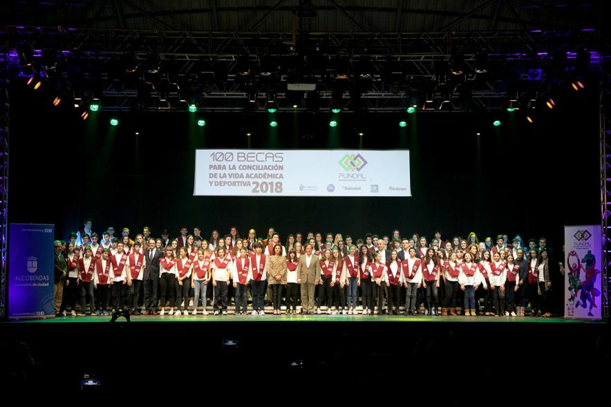Entrega Becas FUNDAL 2018 - Imagen lejana del escenario deonde se encuentran todos los alumnos becados y las autoridades que han entregado dichas becas, entre ellas el alcalde García de Vinuesa. 
