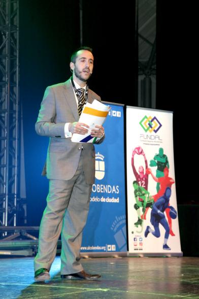 Entrega Becas FUNDAL 2018 - Imagen del presentador de la gala, en el escenario en un momento del acto.