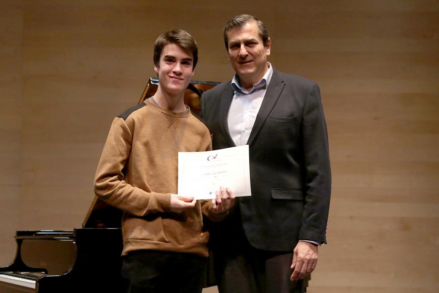 Entrega IXª Edición Becas de Música y Danza Alcobendas - Posado de Fernando Martínez, concejal de cultura, con un joven becado.