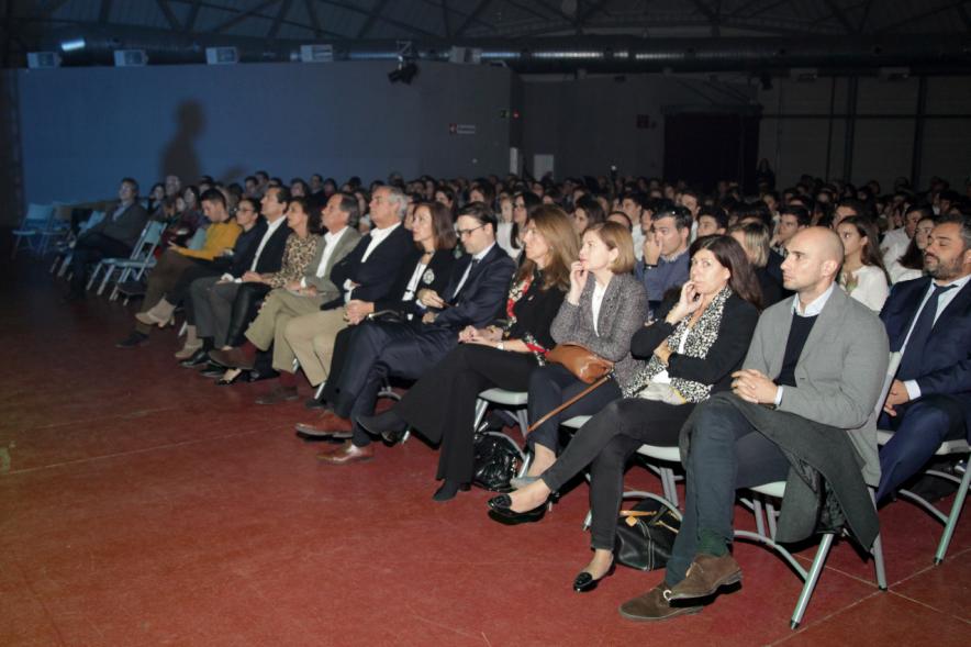 Entrega Becas FUNDAL 2018 - Imagen de la primera fila donde se encuentran sentadas las autoridades asistentes al acto,  entre ellas el alcalde García de Vinuesa.