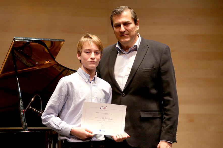 Entrega IXª Edición Becas de Música y Danza Alcobendas - Posado de Fernando Martínez, concejal de cultura, con una joven becada.