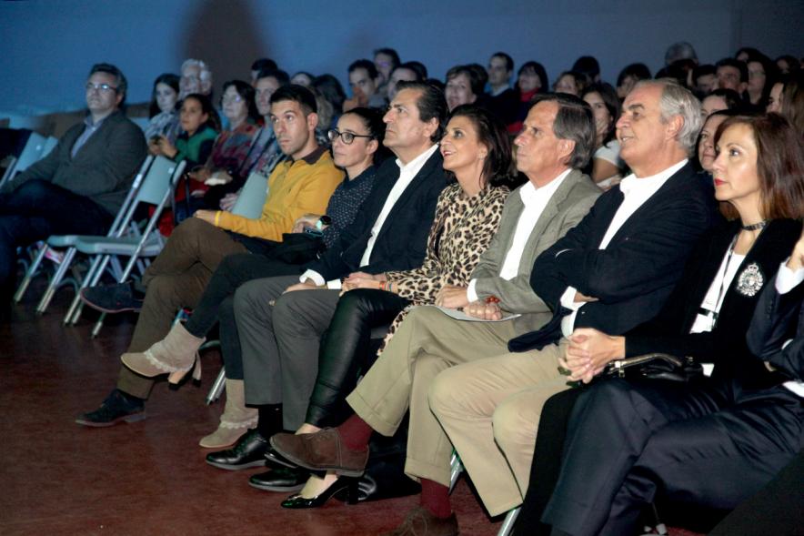 Entrega Becas FUNDAL 2018 - Imagen de la primera fila donde se encuentran sentadas las autoridades asistentes al acto,  entre ellas el alcalde García de Vinuesa.