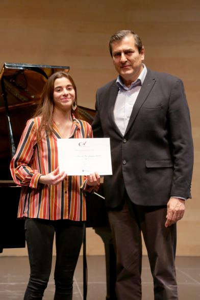 Entrega IXª Edición Becas de Música y Danza Alcobendas - Posado de Fernando Martínez, concejal de cultura, con una joven becada.