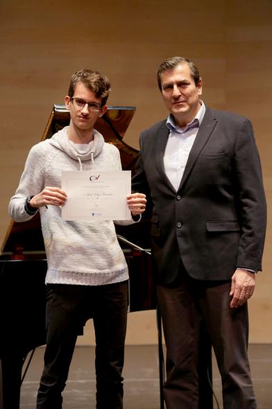 Entrega IXª Edición Becas de Música y Danza Alcobendas - Posado de Fernando Martínez, concejal de cultura, con un joven becado.