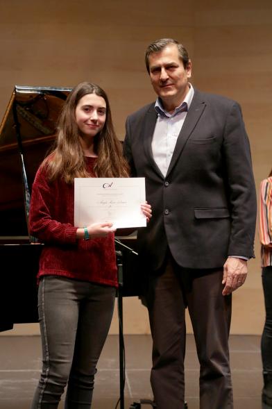 Entrega IXª Edición Becas de Música y Danza Alcobendas  - Posado de Fernando Martínez, concejal de cultura, con una joven becada.- 159386