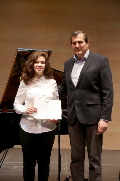 Entrega IXª Edición Becas de Música y Danza Alcobendas -  Posado de Fernando Martínez, concejal de cultura, con una joven becada.
