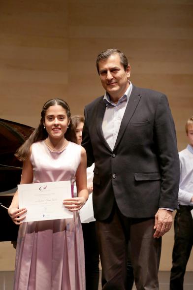 Entrega IXª Edición Becas de Música y Danza Alcobendas - Posado de Fernando Martínez, concejal de cultura, con una joven becada.