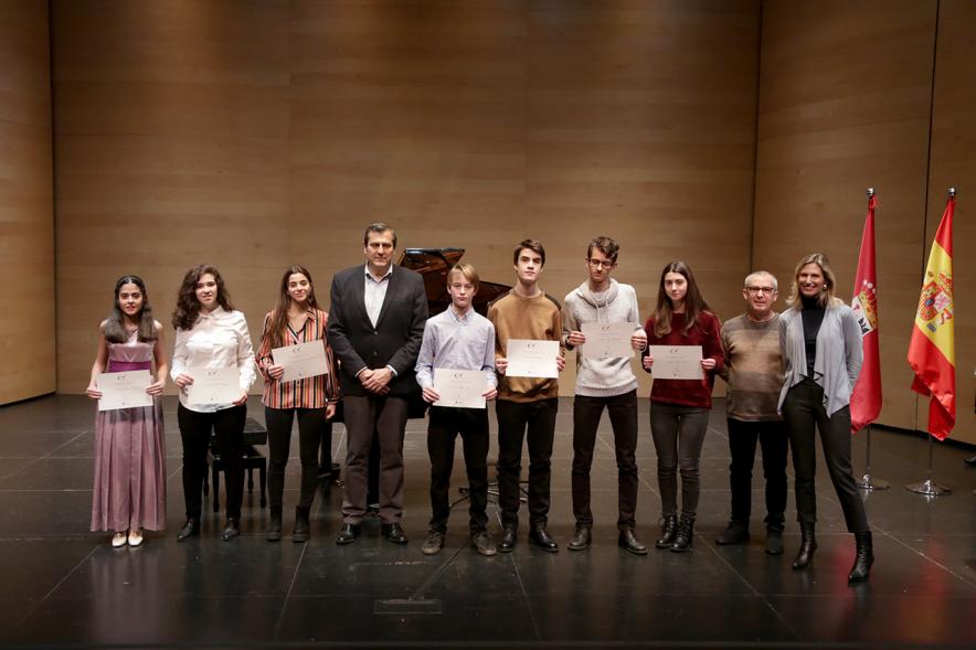 Entrega IXª Edición Becas de Música y Danza Alcobendas - Posado de todos los alumnos becados con las autoridades municipales.