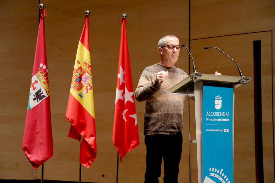 Entrega IXª Edición Becas de Música y Danza Alcobendas - Imagen del discurso de un representante de la escuela de música.