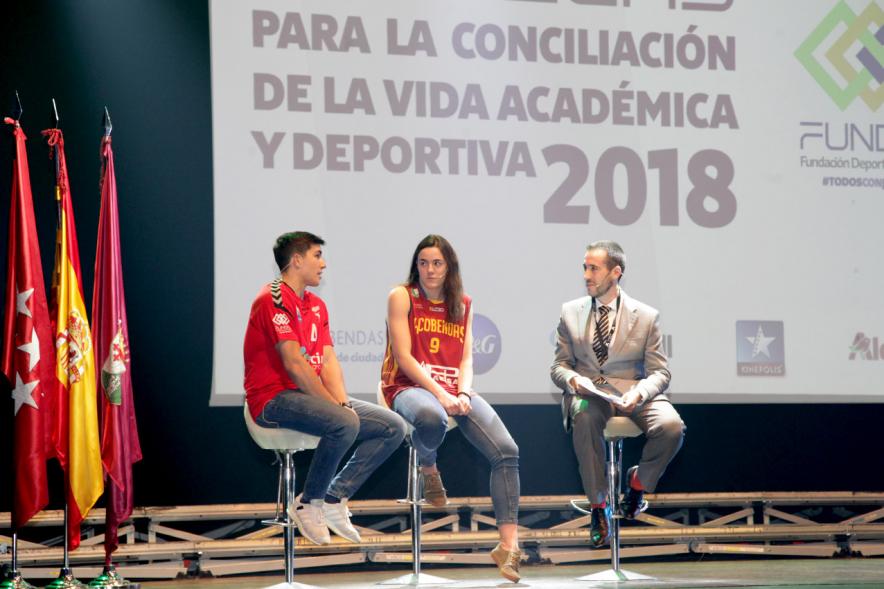 Entr ega Becas FUNDAL 2018 - Imagen  lejana de Sol Molina (PACISA Alcobendas) y Gonzalo Velasco (Secin group BM Alcobendas) siendo entrevistados en el escenario por el presentador del acto.