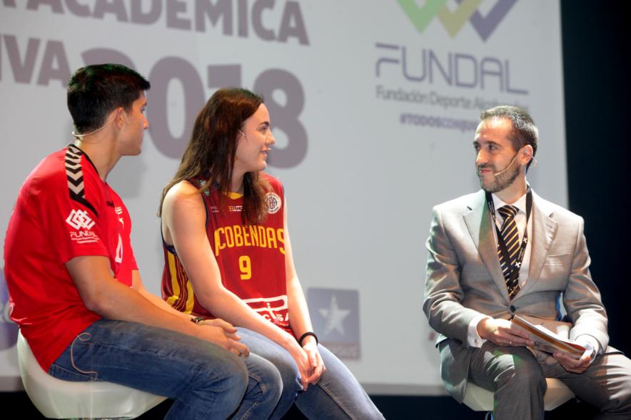 Entrega Becas FUNDAL 2018 - Imagen de Sol Molina (PACISA Alcobendas) y Gonzalo Velasco (Secin group BM Alcobendas) siendo entrevistados en el escenario por el presentador del acto.