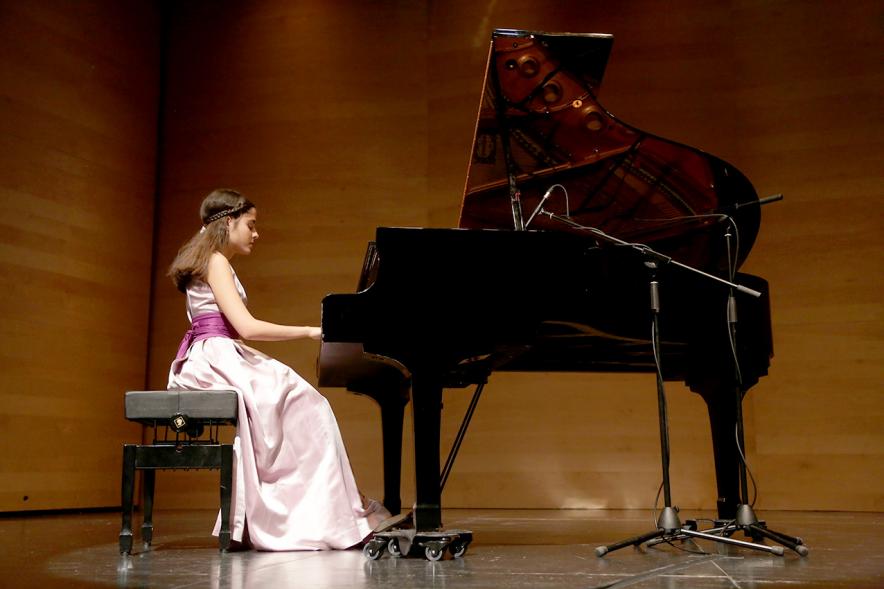 Entrega IXª Edición Becas de Música y Danza Alcobendas -  Actuación al piano de una de las jóvenes becadas.