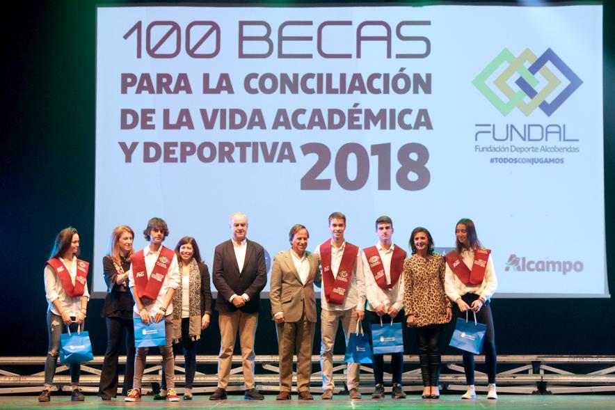 Entrega Becas FUNDAL 2018 - Imagen en el escenario de las autoridades presentes en el acto, entre ellas el alcalde García de Vinuesa y varios alumnos que han recibido una beca.