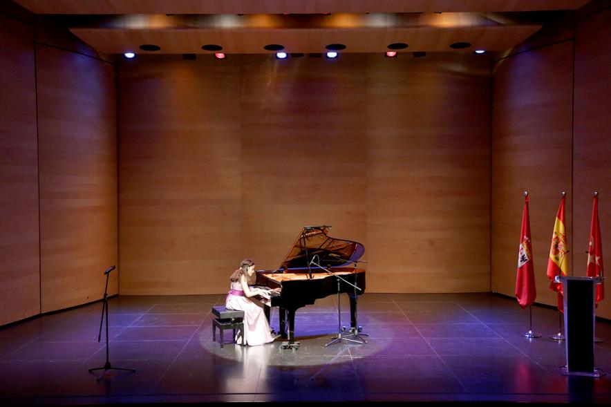 Entrega IXª Edición Becas de Música y Danza Alcobendas -  Actuación al piano de una de las jóvenes becadas.