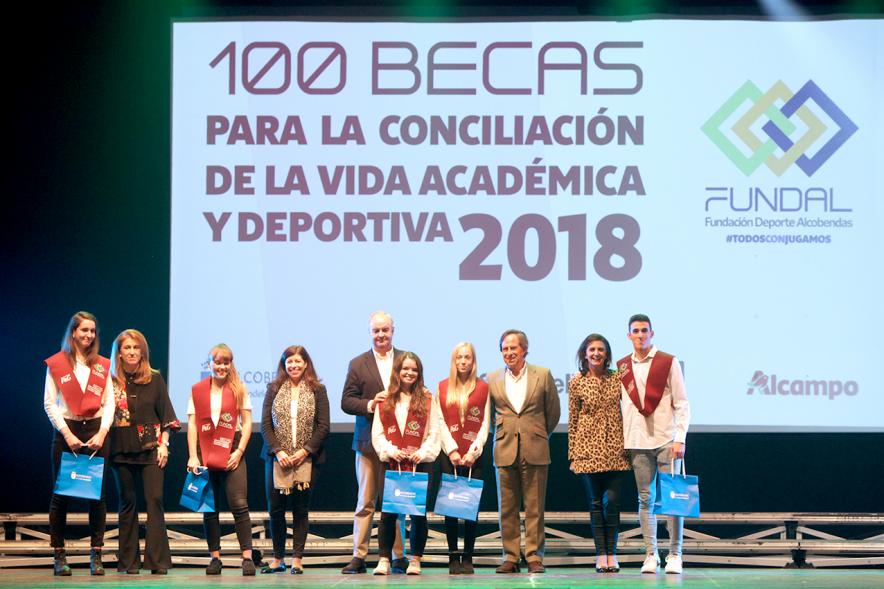 Entrega Becas FUNDAL 2018 - Imagen en el escenario de las autoridades presentes en el acto, entre ellas el alcalde García de Vinuesa y varios alumnos que han recibido una beca.