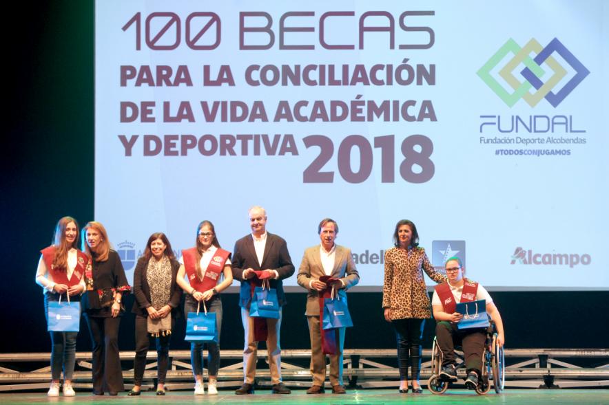 Entrega Becas FUNDAL 2018 - Imagen en el escenario de las autoridades presentes en el acto, entre ellas el alcalde García de Vinuesa y varios alumnos que han recibido una beca.
