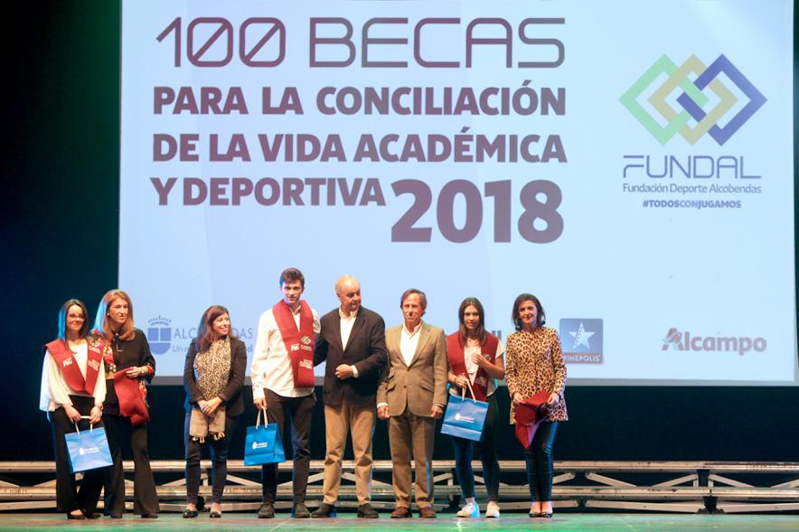 Entrega Becas FUNDAL 2018 - Imagen en el escenario de las autoridades presentes en el acto, entre ellas el alcalde García de Vinuesa y varios alumnos que han recibido una beca.