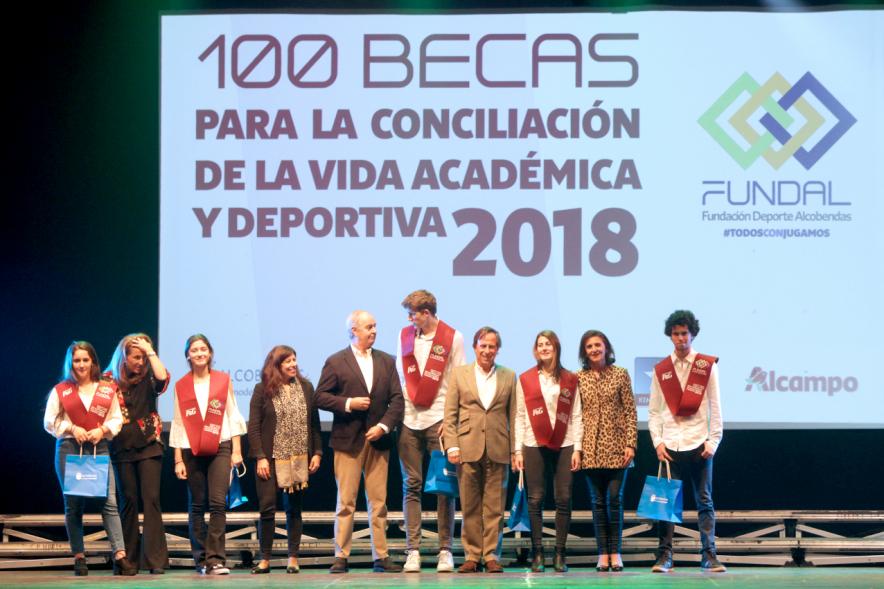 Entrega Becas FUNDAL 2018 - Imagen en el escenario de las autoridades presentes en el acto, entre ellas el alcalde García de Vinuesa y varios alumnos que han recibido una beca.